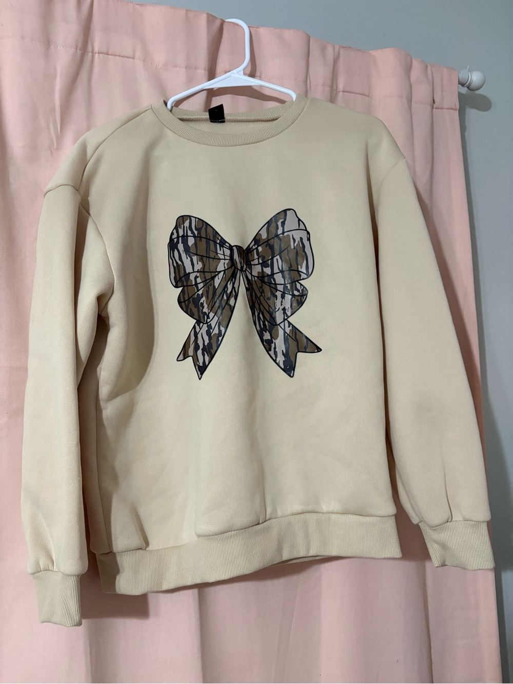 Camouflage bow sweatshirt size medium